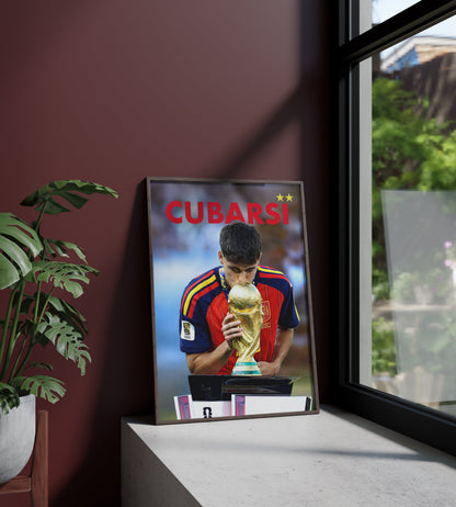 Póster Pau Cubarsí, España, Selección Española, Mundial, Copa del Mundo, campeones, dos estrellas. Fútbol, futbolista, defensa, lámina, cuadro, merchandising, regalo, comprar, decoración de pared.